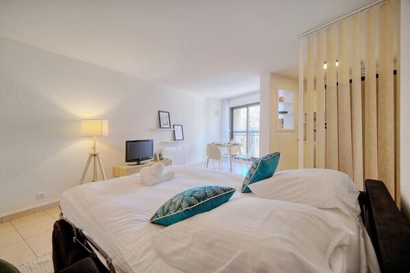 1 slaapkamer, een strijkplank/strijkijzer, wifi, beddengoed