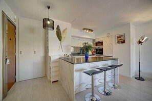 Réfrigérateur, four, lave-vaisselle, cafetière/bouilloire