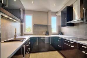 Een koelkast, een magnetron, een oven, een vaatwasser