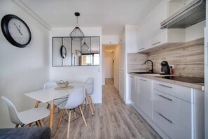 Fridge, microwave, stovetop, dishwasher