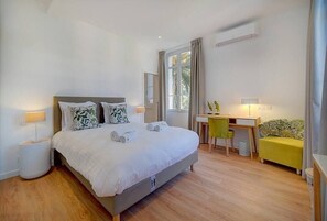 4 bedrooms, iron/ironing board, WiFi, bed sheets