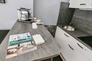 Kühlschrank, Mikrowelle, Herdplatte, Geschirrspüler