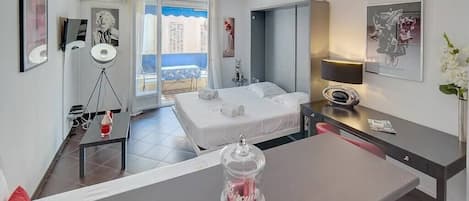 Tabla de planchar con plancha, wifi, ropa de cama