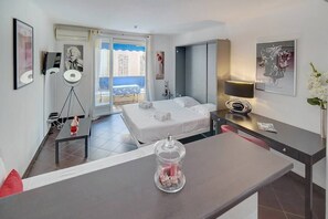 Strykjärn/strykbräda, wi-fi och sängkläder