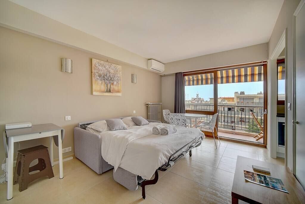 Iron/ironing board, bed sheets