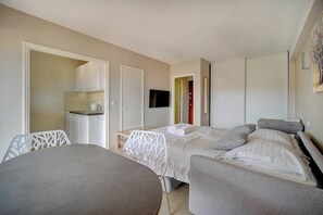 Tabla de planchar con plancha y ropa de cama