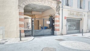 A gated entrance with a sign indicating reserved parking. - Upstays Port Near 45m2 Apartment AC (Cannes)