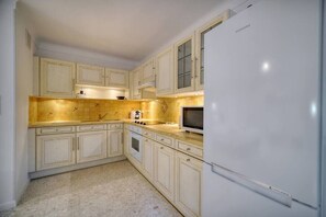 Fridge, microwave, oven, dishwasher - Immogroom - 5min from the beach - Terrace - Wifi (Cannes)