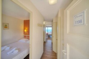 1 habitación, tabla de planchar con plancha y cuna de viaje 
