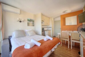 1 slaapkamer, een strijkplank/strijkijzer, reisbedje, beddengoed
