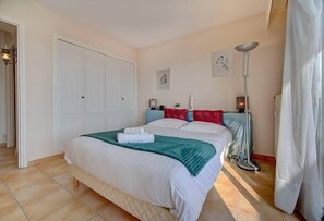 1 dormitorio, tabla de planchar con plancha, wifi y ropa de cama