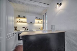 Réfrigérateur, un four, lave-vaisselle, cafetière-théière