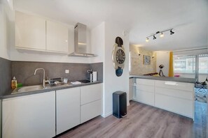 Fridge, microwave, oven, stovetop - Upstays Terraces Parking 65m² Apartment (Cannes)
