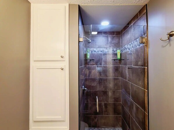 Douche, séchoir à cheveux, serviettes fournies, savon
