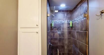 Cozy 2-bedroom condo with WiFi, AC in marvelous Lexington