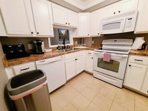 Fridge, microwave, oven, stovetop - Cozy 2-bedroom condo with WiFi, AC in marvelous Lexington (Lexington)