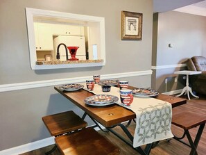 Dining - Cozy 2-bedroom condo with WiFi, AC in marvelous Lexington (Lexington)
