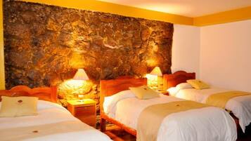 Escritorio, espacio para trabajar con laptop y wifi gratis