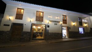 Un edificio de dos plantas con un letrero que dice 'Chokekiraw Inn'.