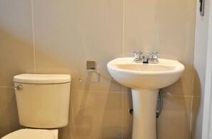 Shower, towels, soap, shampoo - Hotel Choquequirao (Cusco)