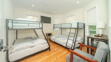 4 bedrooms, desk, free WiFi, bed sheets