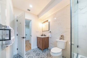 Chuveiro, secador de cabelo, toalhas de banho, sabonete