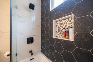 Douche, séchoir à cheveux, serviettes fournies, savon