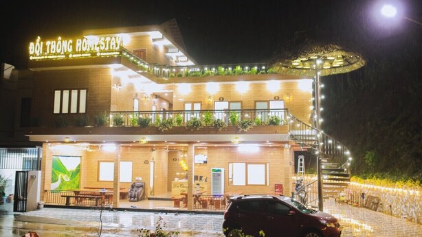 A two-story building with a sign reading "ĐỘI THƯƠNG HOME STAY". - Doi Thong Homestay (Ha Giang 1)