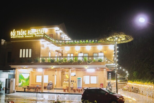 المنشأة من الخارج