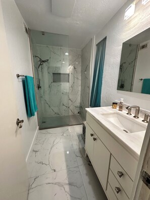 Dusche, Haartrockner, Handtücher, Seife
