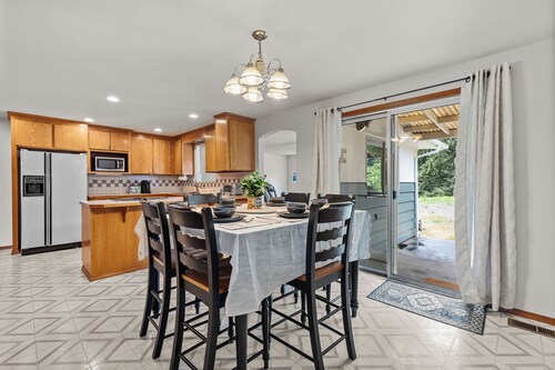 Large 5 Bed, 3 Bath Rambler sleeps 10 close to hikes/trails near JBLM/Hospitals!