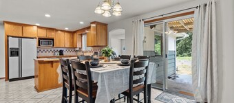 Large 5 Bed, 3 Bath Rambler sleeps 10 close to hikes/trails near JBLM/Hospitals!