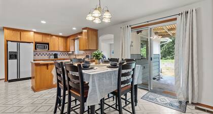 Large 5 Bed, 3 Bath Rambler sleeps 10 close to hikes/trails near JBLM/Hospitals!