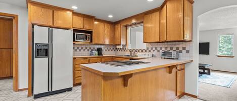 Kühlschrank, Mikrowelle, Herdplatte, Geschirrspüler