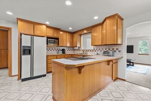 Fridge, microwave, stovetop, dishwasher