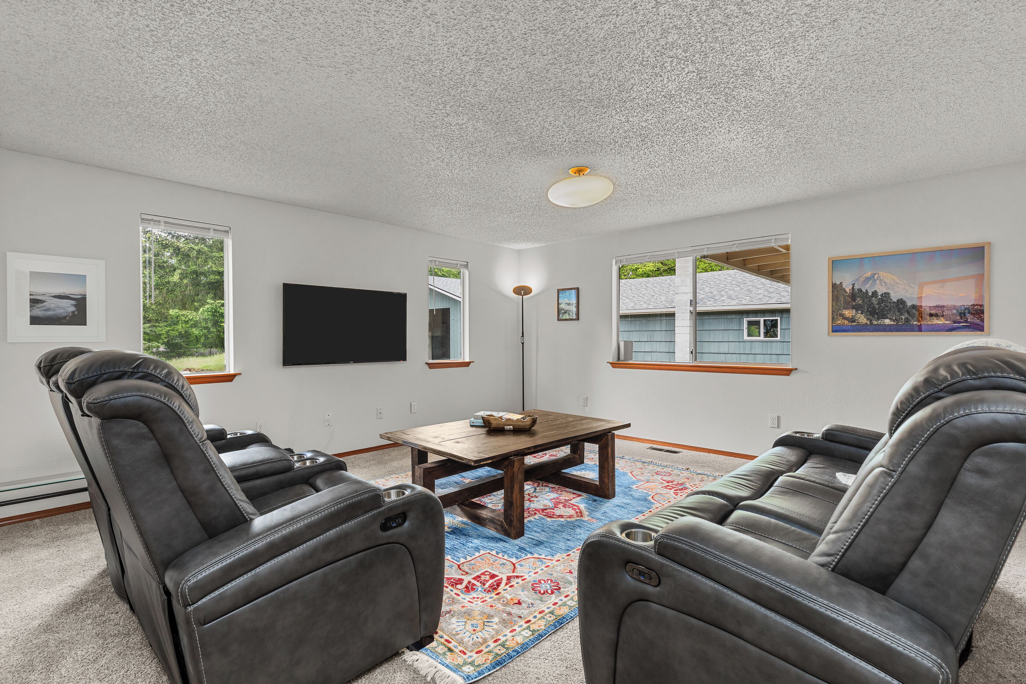 Large 5 Bed, 3 Bath Rambler sleeps 10 close to hikes and trails and 5 hospitals!
