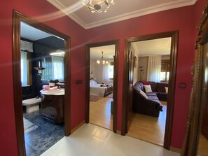 3 多间卧室、熨斗/熨衣板、旅行婴儿床、床单