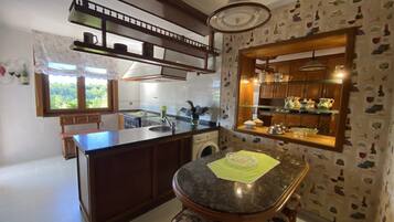 Een koelkast, een microgolfoven, een oven, een vaatwasser