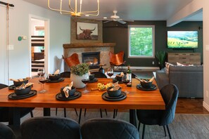 Dining - Stunning Private Resort on 15 Acres w/ Cabin - Hot Tub, Paddle Boards, Fire Pit (Bobcaygeon)