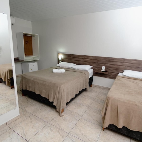 A hotel room with a bed, bedside table, and a mirror. - Hotel Verde Mares (Macapa)