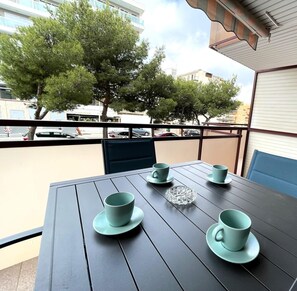Outdoor dining - Beach Mariposa Salou, heated and swimming pool. (salou)