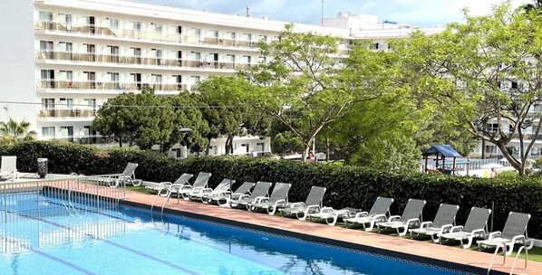 Pool - Beach Mariposa Salou, heated and swimming pool. (salou)