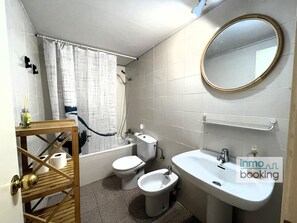 Bathroom - Beach Mariposa Salou, heated and swimming pool. (salou)