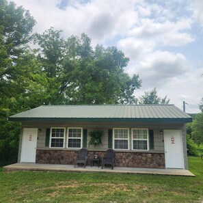 Exterior - Hogan's Hideout Duplex #16 Cozy and charming (Eminence)