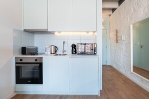 Kjøleskap, mikrobølgeovn, ovn og kaffetrakter/tekoker