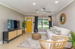 Living area - Backyard Oasis 5 min from Hard Rock Casino (Fort Lauderdale)