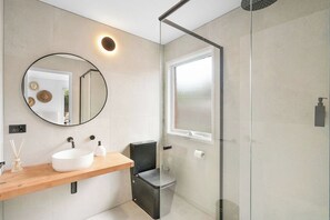 Douche, sèche-cheveux, serviettes fournies, savon