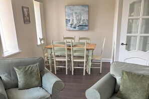 TV, fireplace - Close to beach, town, golf & natural beauty spots (Montrose)