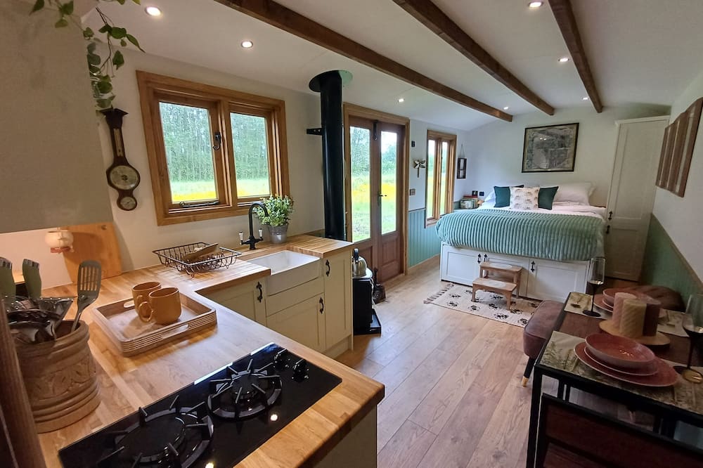 The Botanist - Luxury Cabin with Hot Tub near York