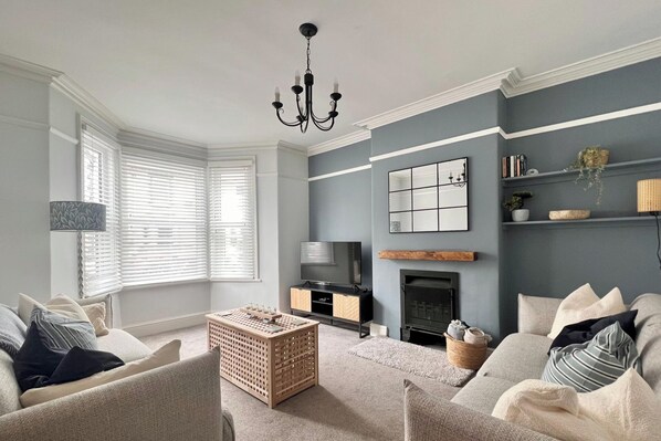 TV, fireplace, stereo - 4 Bed House Sleeps 8 - Garden, Pets, Near Beach (Llandudno)